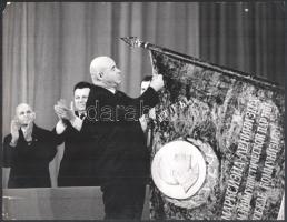 cca 1960 Hruscsov zászlót avat, fotó, szakadt, sérült, 22x29 cm