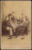 1896 Keszthelyi társaság kártyázás és ivás közben, hátoldalon feliratozva és a résztvevők saját kezű aláírásával, keményhátú fotó Istvánffy keszthelyi műterméből, 16,5×10,5 cm