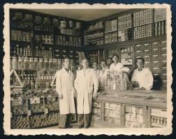 cca 1930-1940 Régi szatócs bolt üzletterének fotója, az egyik sarkán kis törésnyommal, 6x8 cm