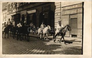 Budapest I. Fő utca és Corvin tér 1., Bleyer Testvérek, Singer Co. varrógépek és Gardenia élő és művirág üzlet, lovasok népviseletben. photo