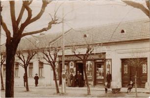 Budapest IV. Újpest, Korpás Géza zsidó kereskedő üzlete "Petőfihez". Árpád út 26/A. Judaika, photo