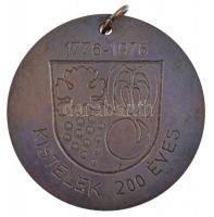 1976. Kistelek 200 éves 1776-1976 egyoldalas, átlyukasztott bronz emlékérem karikán, hátoldalán gravírozva (50mm) T:2 ü.