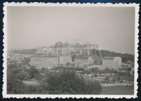 cca 1935 Budapest, Budai Vár a lebontás után rendezett Tabánnal, fotó, 6×8,5 cm