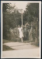 1929 Balatonlelle, fürdőtelepi bejárat, hátoldalon feliratozott fotó, jó állapotban, 8,5×6 cm