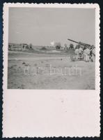 1942 Légvédelmi lőgyakorlat Drégelypalánknál, hátoldalon feliratozott fotó, 8,5×6 cm
