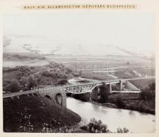 cca 1910 Ung, vasúti híd, M. Kir. Államvasutak Gépgyára, feliratozott fotó kartonra kasírozva, 23×29 cm