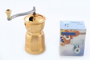 Retró aranyszínű kávédaráló és konyhamérleg, eredeti csomagolásban