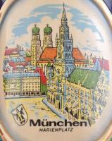 Müncheni városképes, nagyméretű német sörös korsó. Mázas kerámia, kézzel festett, jelzés nélkül, m: ...