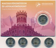 2022. 100Ft "Magyar Pénzmúzeum és Látogatóközpont" első napi veret sorszámozott emléklapon "06278" + 100Ft "Pénzmúzeum" (4db) T:1,1-