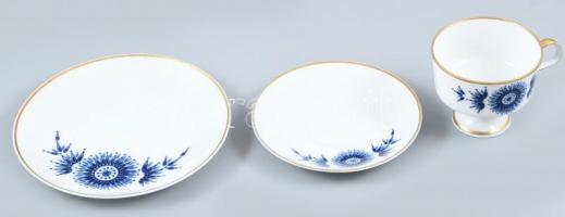 Kék mintás porcelán reggeliző készlet, 2 db tányér + 1 db csésze jelzett, kis kopásnyomokkal