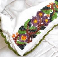 Népies hímzett vászon öltözet, gyöngyös hímzett gallérral