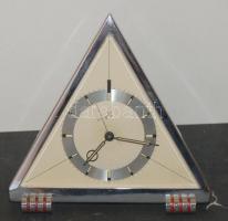 Dekoratív háromszög alakú Art deco asztali ébresztőóra, működőképes állapotban, 14cm-es magassággal