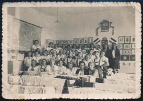 1946 Lány osztály fotója, a falon Horthy Miklóssal, Nagymagyarország-térképpel, a hátoldalán bejegyzésekkel, foltos, törésnyomokkal, 6x9 cm