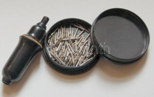 Supraphon márkájú tűtartó sok tűvel bakelitlejátszóhoz és egy régi lámpához való gombkapcsoló