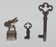 Régi díszes pici és nagy kulcs illetve egy kis lakat, hozzávaló két kulcsával