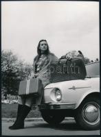 cca 1970 Armuth Iván (1929-1992) 2 db divatfotója, rajta táskákkal és skoda autóval, a hátoldalak pecsétekkel jelzettek, 18x13 cm
