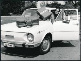 cca 1970 Armuth Iván (1929-1992) 2 db divatfotója, rajta táskákkal és skoda autóval, a hátoldalak pe...