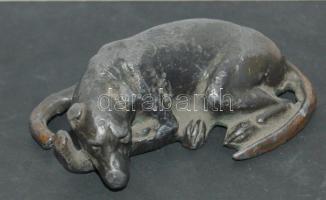 1900-as évek táján készített fekvő kutya ónból, sérült jobb mellső lábbal (7cm hosszú)