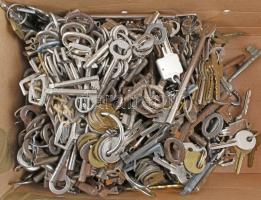 Több mint 6 kg különböző kulcs (ajtózár, fiókzár, lakatzár, stb.)