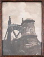 Az Erzsébet-híd budai hídfője, 1930. Zettl Lajos (?-?) felvétele. Vintage fotó, sérült. Jelzett, feliratozott és datált a hátoldalán. Dekoratív fakeretben. 23×17,5 cm