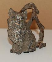 Régi üldögélő perzsa kiscica szobrocskája spiáterből, kopottas állapotban