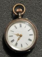 Dekoratív ezüst apáca zsebóra, díszes hátlappal, római számozású számlappal és működőképes állapotban! / Small silver pocket-watch