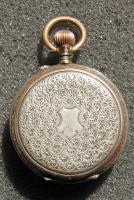 Dekoratív ezüst apáca zsebóra, díszes hátlappal, római számozású számlappal és működőképes állapotba...