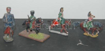 3db ló és 3db hozzá való lovas illetve egy nagyobb méretű sérült katonatiszt ólomból