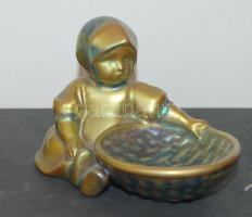 cca 1930 Kosárral a kezében üldögélő kislány eozin mázas Zsolnay kerámiából, 11cm-es szélességgel