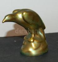 Szikláról leselkedő sas szobor eozin mázas Zsolnay kerámiából, 6cm-es magassággal