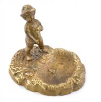 Pisilő kisfiú, figurális bronz, m: 8 cm