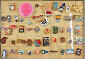 Több mint 1800 darabos jelvény és kitűző tétel hagyatékból, legnagyobbrészt különböző darabok. Vegye...