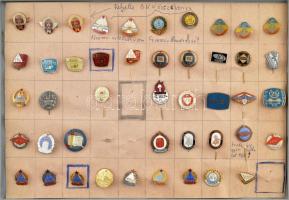 Több mint 1800 darabos jelvény és kitűző tétel hagyatékból, legnagyobbrészt különböző darabok. Vegye...