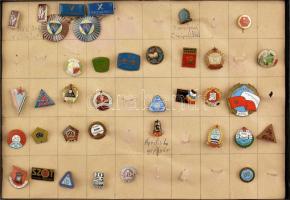 Több mint 1800 darabos jelvény és kitűző tétel hagyatékból, legnagyobbrészt különböző darabok. Vegye...