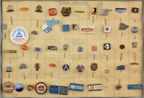 Több mint 1800 darabos jelvény és kitűző tétel hagyatékból, legnagyobbrészt különböző darabok. Vegye...