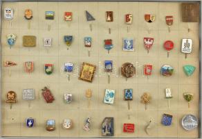 Több mint 1800 darabos jelvény és kitűző tétel hagyatékból, legnagyobbrészt különböző darabok. Vegye...