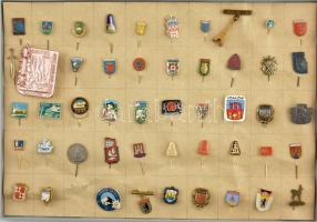 Több mint 1800 darabos jelvény és kitűző tétel hagyatékból, legnagyobbrészt különböző darabok. Vegye...