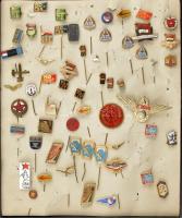 Több mint 1800 darabos jelvény és kitűző tétel hagyatékból, legnagyobbrészt különböző darabok. Vegye...