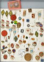 Több mint 1800 darabos jelvény és kitűző tétel hagyatékból, legnagyobbrészt különböző darabok. Vegye...