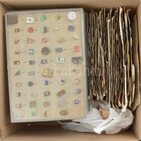 Több mint 1800 darabos jelvény és kitűző tétel hagyatékból, legnagyobbrészt különböző darabok. Vegye...