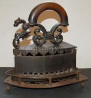 Régmúltból visszamaradt sárkánydíszes szenes vasaló, hozzávaló állványával, szépen megőrzött állapotban