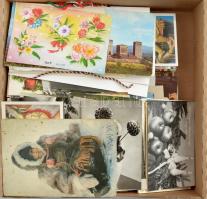 Egy doboz MODERN üdvözlő motívum és városi képeslap / A box of modern greeting motive and town-view postcards
