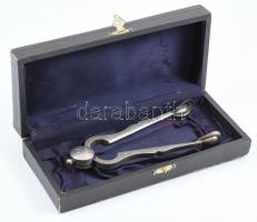 Ezüst (Ag) rugós cukorfogó, jelzett, h: 15 cm, nettó: 40 g. Dobozban. / Silver sugar pin, marked