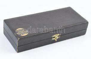 Ezüst (Ag) rugós cukorfogó, jelzett, h: 15 cm, nettó: 40 g. Dobozban. / Silver sugar pin, marked