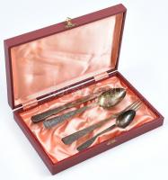 Ezüst (Ag) keresztelőkészlet, jelzett, nettó: 100 g. Dobozban, doboz felújításra szorul. / Silver baptising cuttlery set in damaged box.