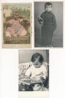 5 db RÉGI fotó: gyermekek és játékaik / 5 pre-1945 photos: children, toys