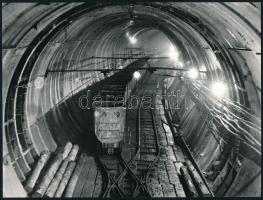 cca 1974 Metróépítés Budapest alatt, 2 db vintage fotó, ezüst zselatinos fotópapíron, 18x24 cm
