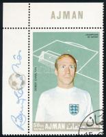 Bobby Charlton (1937-) világbajnok angol labdarúgó, autográf aláírása, őt ábrázoló bélyegen