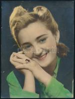 cca 1952 Anilin festékkel, kézzel színezett portré, a kiskunfélegyházi Marika-fotó műtermének hagyatékából 1 db jelzés nélküli vintage fotó, 22,1x16,8 cm