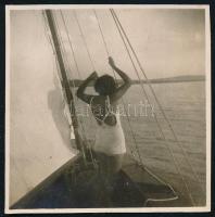 cca 1937 Vitorlás hajón, dr. Csörgeő Tibor budapesti fotóművész hagyatékából 1 db vintage fotó, jelzés nélkül, ezüst zselatinos fotópapíron, 5,5x5,5 cm